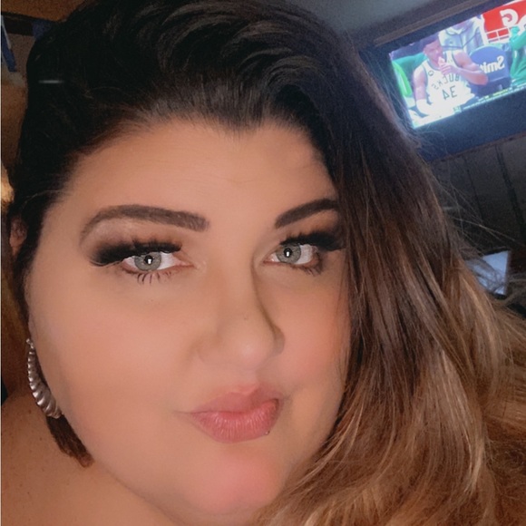 Meet your Posher, Stephanie - Picture 2 of 3